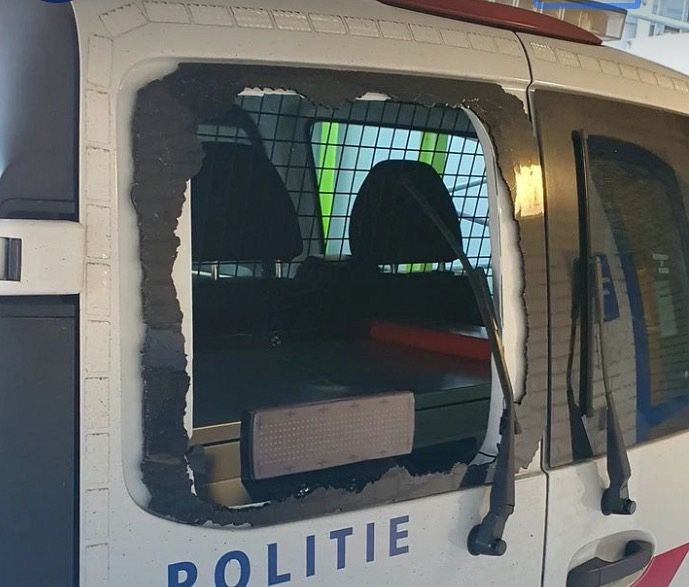 Politie-auto vernield
